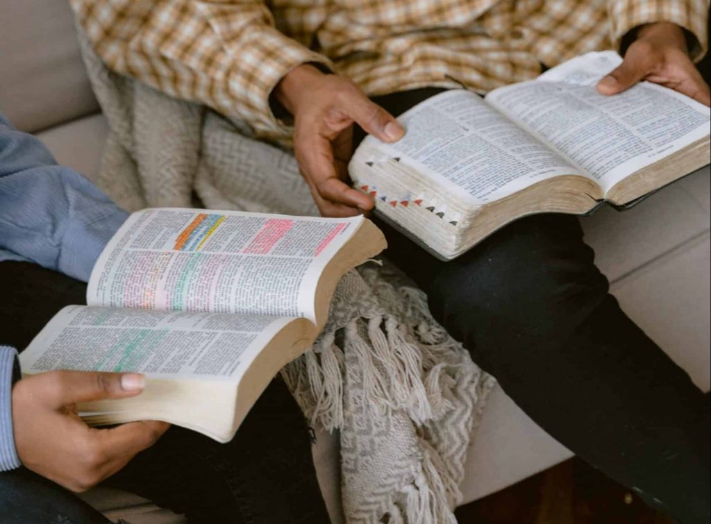 Two people on a couch studying the Bible's trustworthiness together.